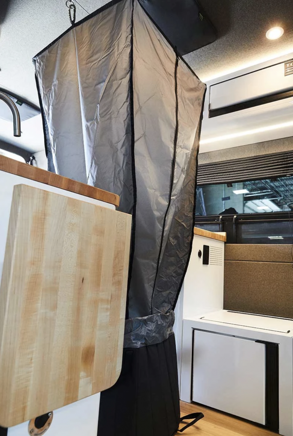 SHOWERING IN VAN LIFE MADE EASY TOURIG