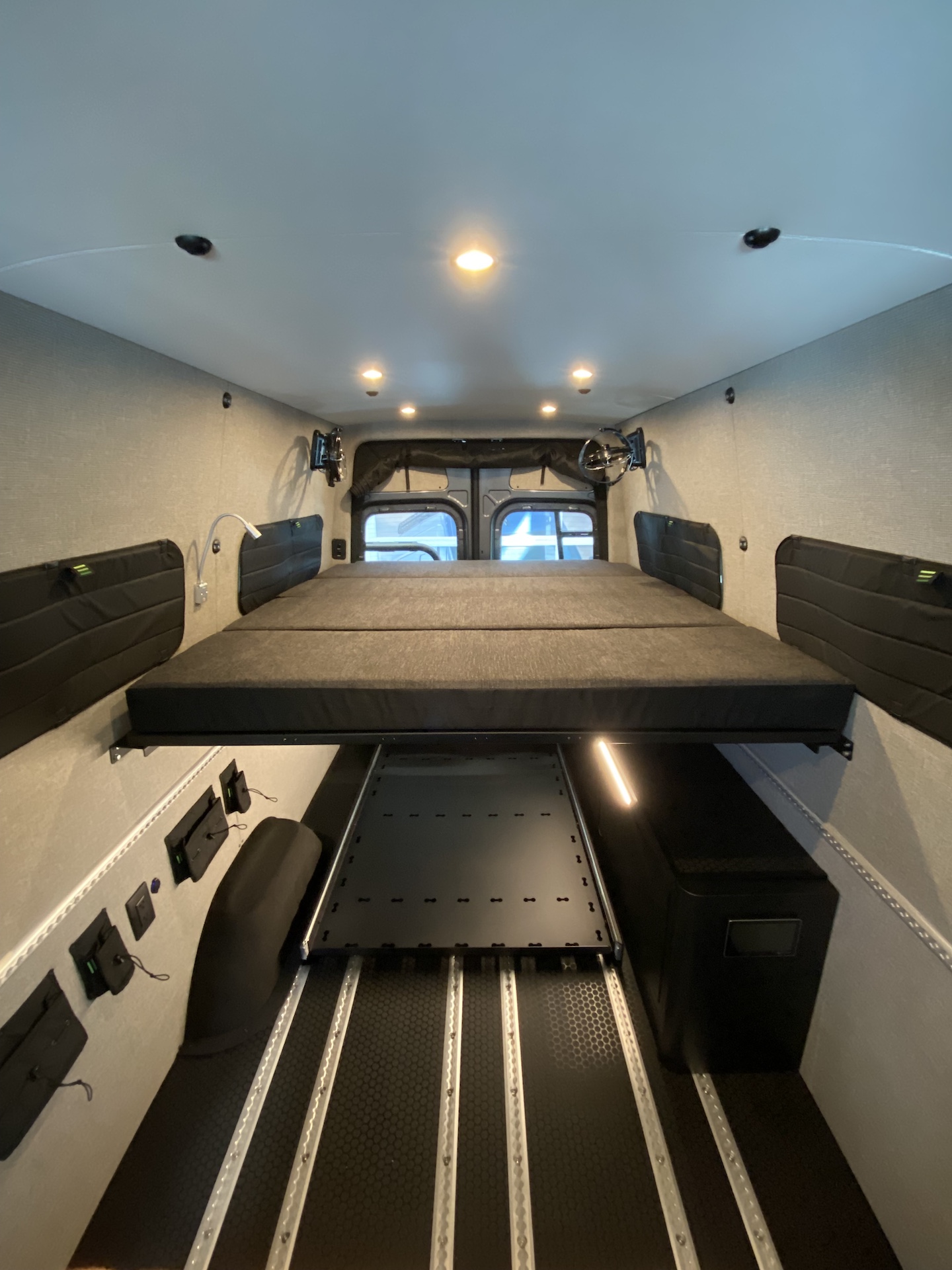 TOURIG-custom-sprinter-stealth41