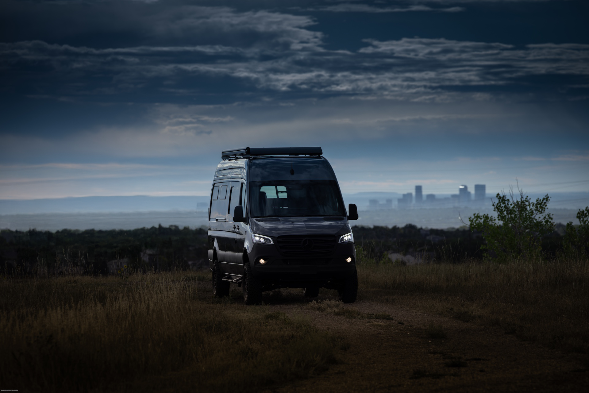 TOURIG-custom-sprinter-stealth6-2