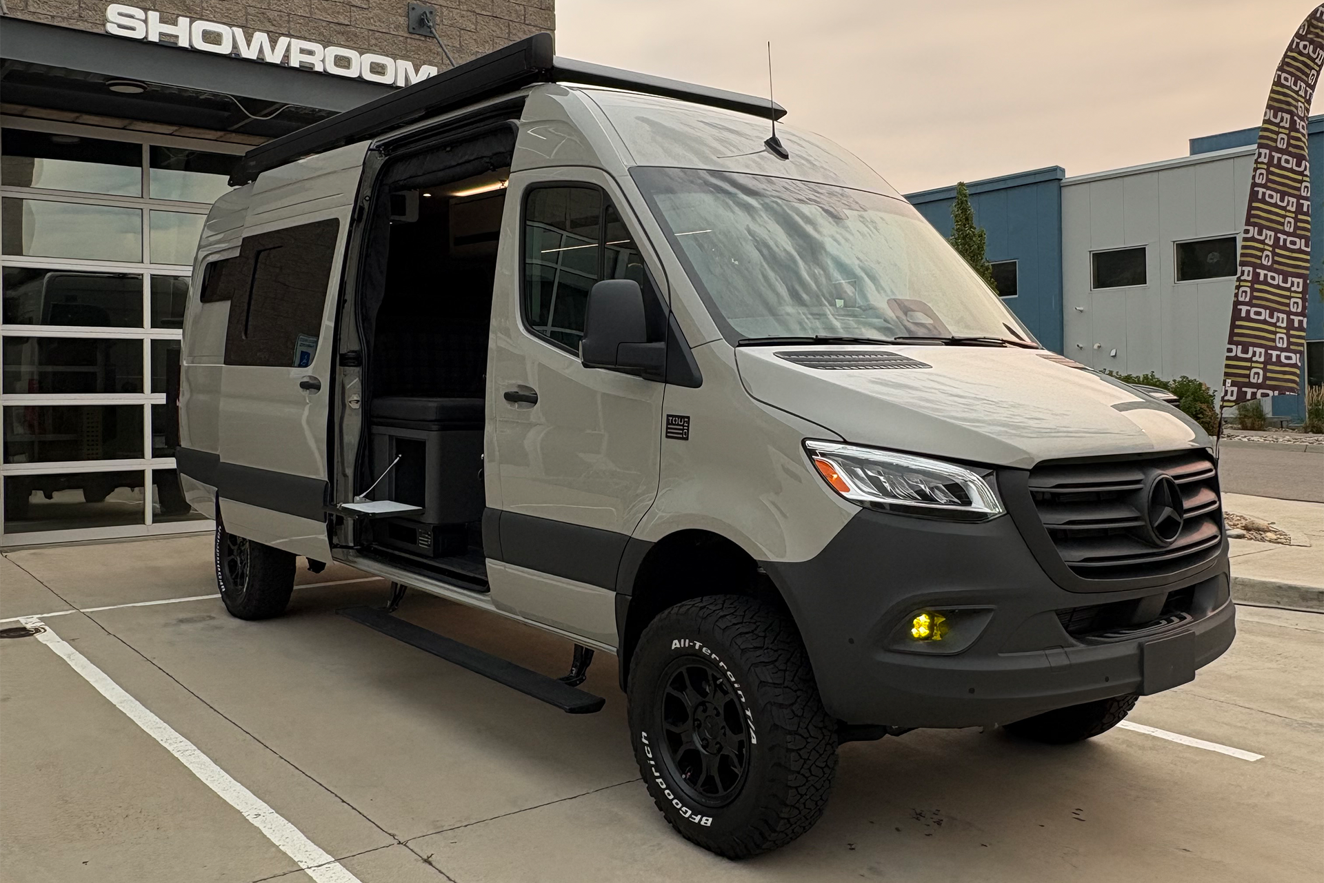 TOURIG-Custom-Sprinter-170-perry1