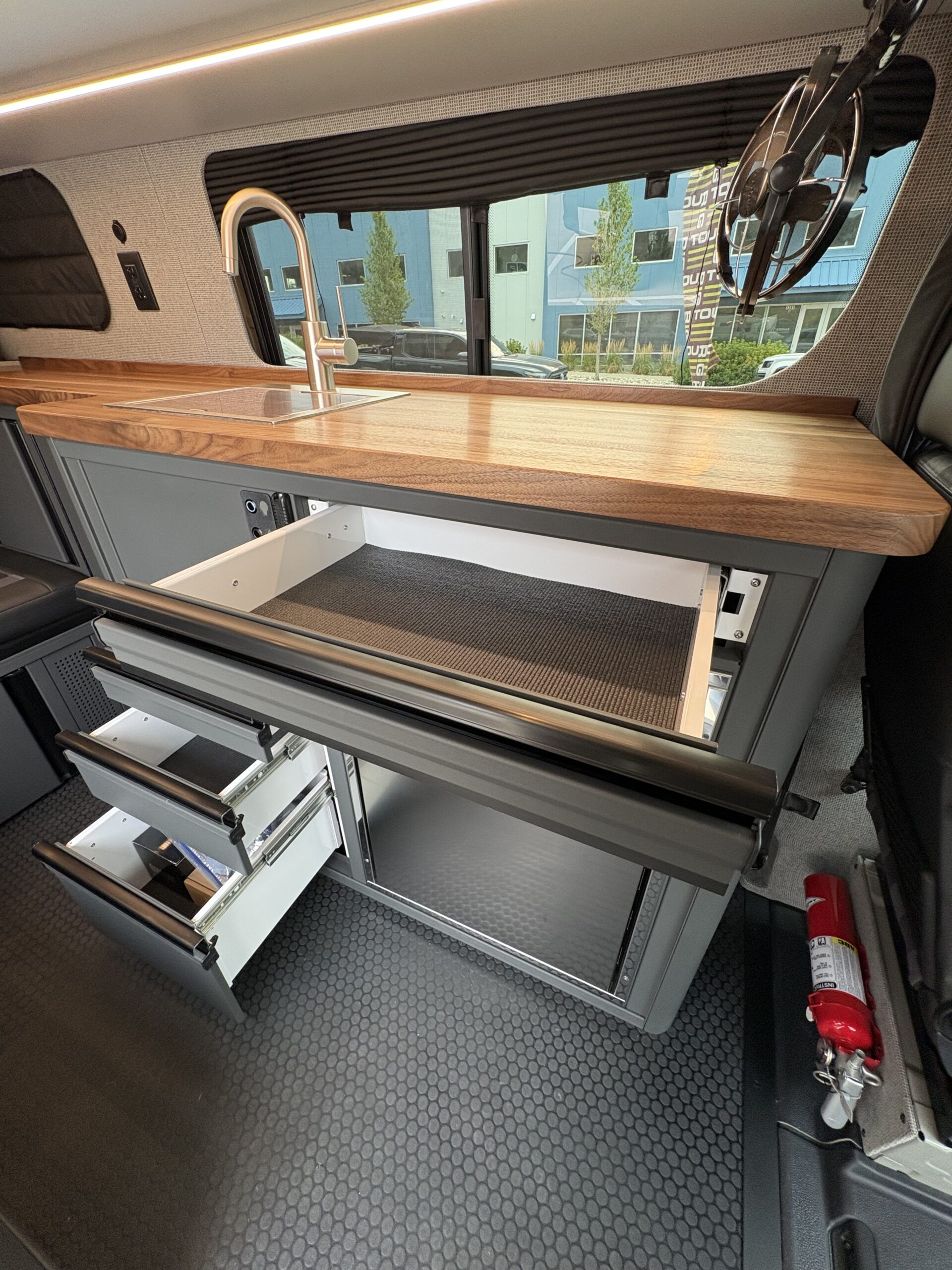 TOURIG-Custom-Sprinter-170-perry3