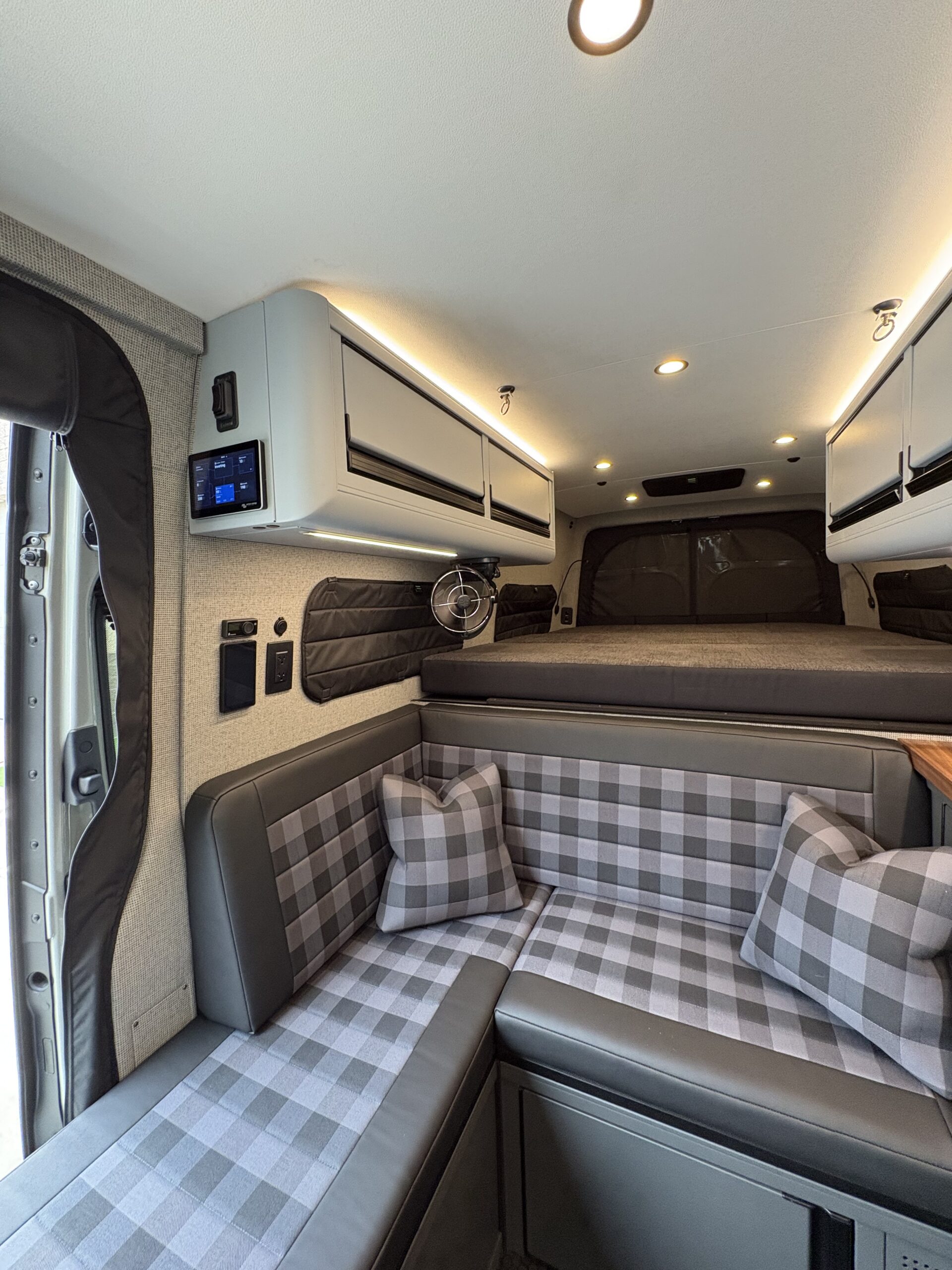 TOURIG-Custom-Sprinter-170-perry5